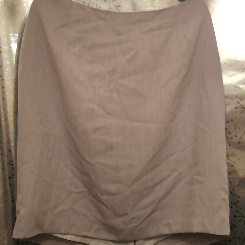 ❤️‍🔥 4 for $20 Fully lined Taupe skirt